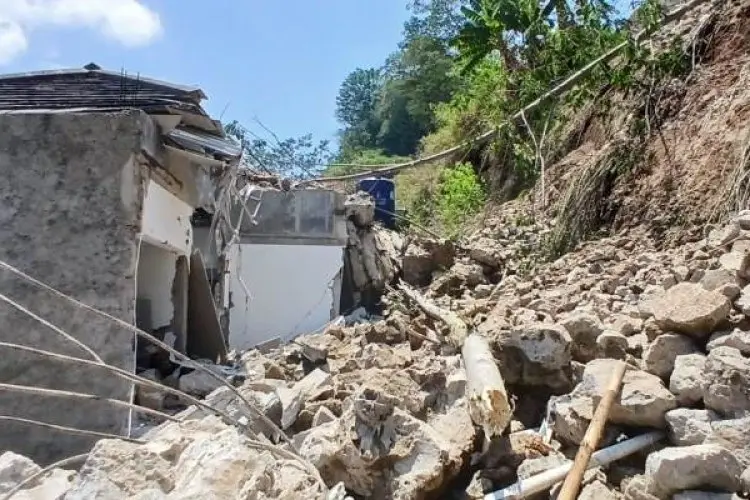 Dua Rumah di Kompleks Bukit Cibogo Living Rusak Berat Usai DPT Perumahan Mandalika Residence Ambrol