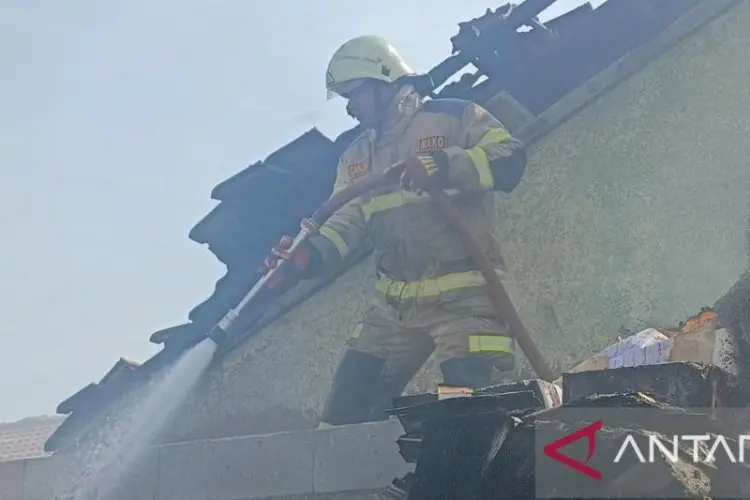 BPBD Karawang Turunkan Tiga Unit Damkar Padamkan Kebakaran Gudang