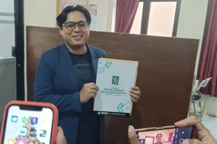 PKB Tidak Jadi Ditinggal, Hasan Basori Serahkan SK Pimpinan DPRD Kabupaten Cirebon