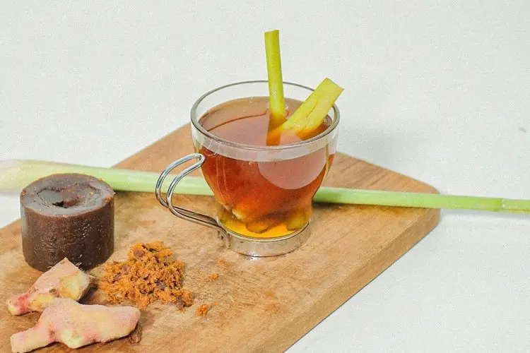 Wedang Jahe Serai: Pelukan Hangat Alami untuk Tubuh yang Lelah Saat Musim Hujan