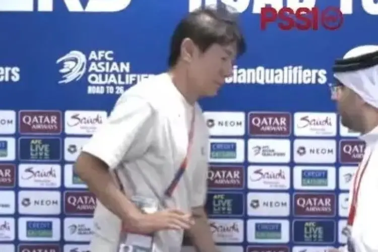 Viral Momen Shin Tae Yong Tolak Jabat Tangan dengan Staf Bahrain, Netizen: STY Kelas!