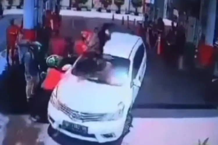Viral! Diduga Tabrak Lari, Mobil di Solo Jadi Bulan-bulanan Massa