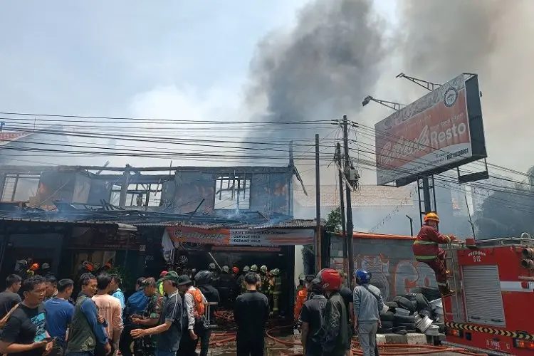 Kebakaran Sekelimus, 13 Kamar Kontrakan dan Bengkel Hangus, Banyak yang Sesak Nafas