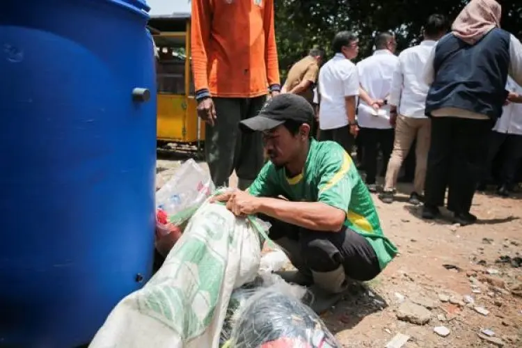 Pj Wali Kota Bandung Minta Pasar Memilah Bukan Membuang Sampah
