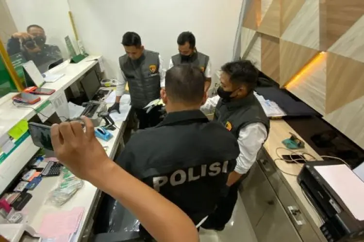 Pegawai UPC Pegadaian Batujajar Diduga Korupsi, Polisi Geledah Kantor dan Amankan Barang Bukti Dokumen Hingga Logam Mulia