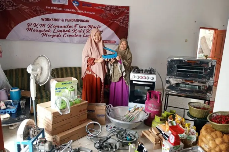 PKM Komunitas Flora Marta Olah Limbah Kulit Kentang Jadi Cemilan Lezat