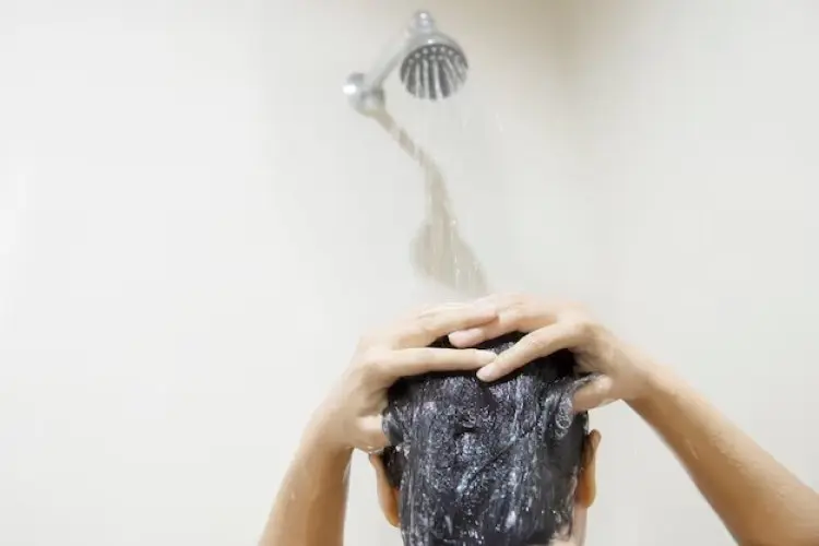 Efek Buruk Air Panas pada Rambut: 4 Hal yang Terjadi Saat Anda Mencucinya