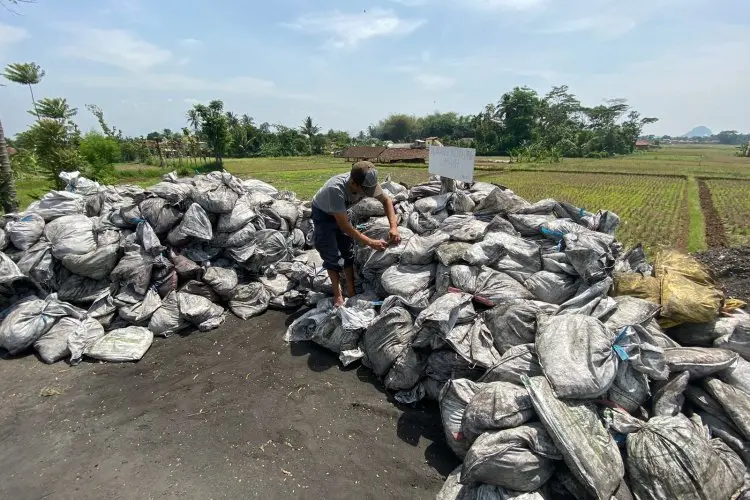 Diprotes Warga, Ratusan Karung Diduga Berisi Limbah Batu Bara Ancam Kesehatan Anak-anak di Kecamatan Cihampelas