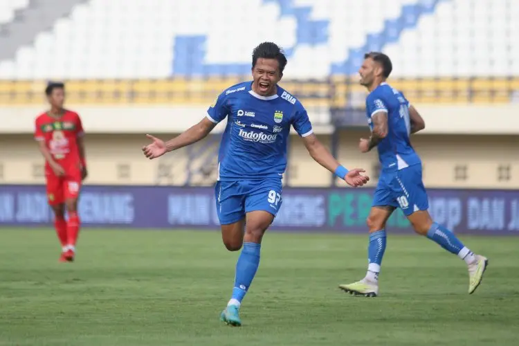 FOTO: Persib Bandung Kalahkan Persebaya Surabaya 2-0