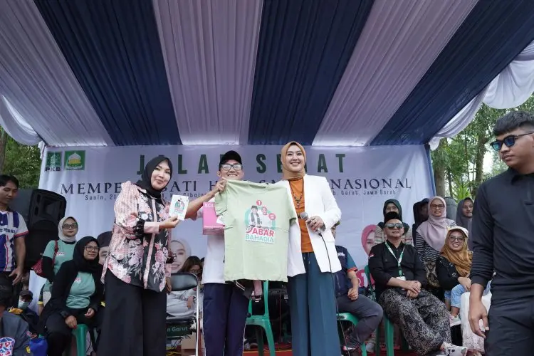 Peringati Hari Santri Nasional, Cawagub Gita KDI Ikuti Jalan Sehat Bersama Ribuan Santri di Garut