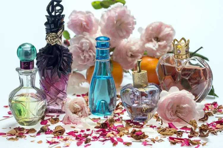 Ingin Wangi Parfum Tahan Seharian? Coba Tips-Tips Ampuh Ini!