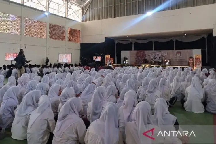 Cara KPU Jawa Barat Sosialisasi Pilkada di Pondok Pesantren