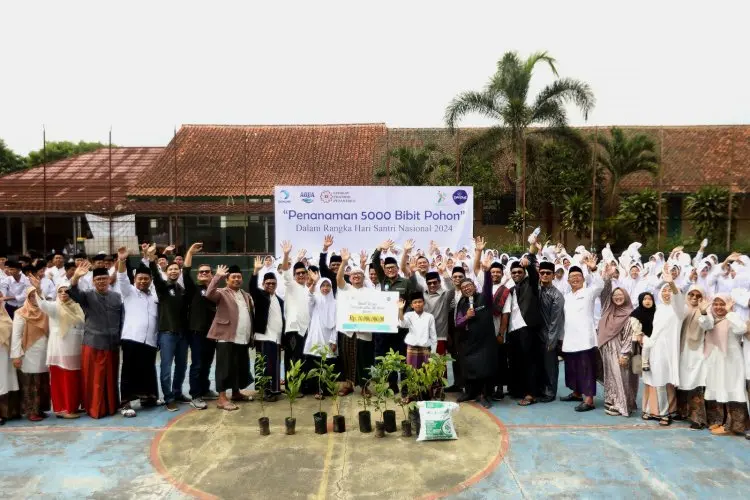 Peringati Hari Santri Nasional 2024, Danone Indonesia Ajak Santri Tanam 5000 Bibit Pohon