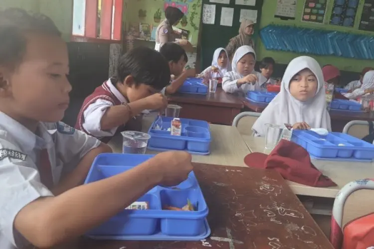 Uji Coba Program Makan Siang Bergizi Gratis di SDN 3 Cipatat, Ini Respons Orang Tua Siswa
