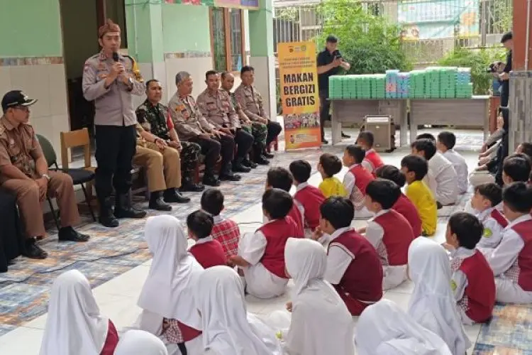 Bersama Kodim 0618 BS, Polrestabes Bandung Lakukan Pengenalan Program Makan Bergizi Gratis
