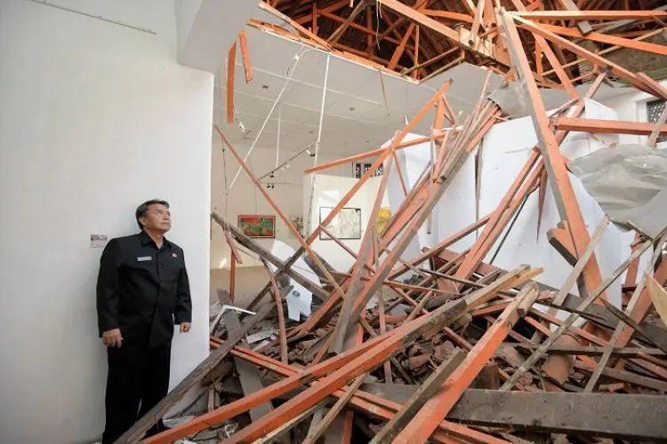 Pemprov Jabar Pastikan Dampak Runtuhnya Atap Gedung YPK Diselesaikan
