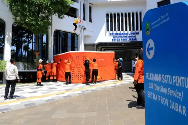 FOTO: Simulasi Penanganan Bencana Gempa Bumi Akibat Sesar Lembang