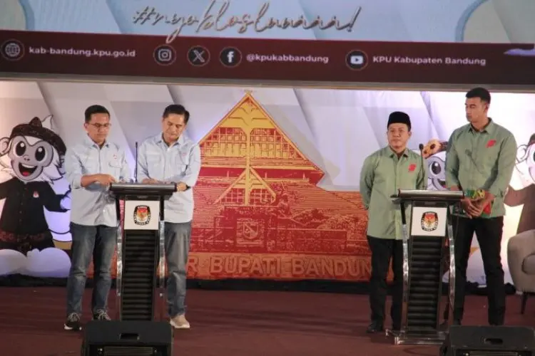 Kedua Paslon Bupati Bandung Tabur Janji Manis Visi Misi pada Debat Perdana di Hotel Sutanraja tadi Malam
