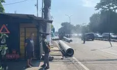 Ngeri Puluhan Tiang Paku Bumi Terjatuh Dan Berhamburan di Perempatan Buah Batu Jalan Soekarno Hatta