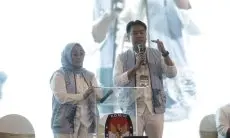 Paslon Wali Kota dan Wakil Wali Kota Cirebon, Eti Herawati dan Suhendrik Gulirkan Program Seragam Sekolah Gratis