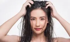 5 Masalah yang Muncul Jika Anda Tidur dengan Rambut Basah