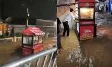 Viral Gerobak Ayam Goreng Tepung Terbawa Arus Banjir di Banjaran Bandung