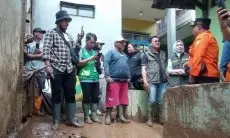 Bareng Istri, Sahrul Sambangi Warga Korban Banjir di Banjaran Wetan