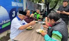 Sambil Sarapan Pagi, Ojol Bandung Harap Pasangan ASIH Tuntaskan Masalah Parkir, Banjir dan Sampah
