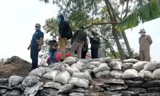 Diguyur Hujan, Tumpukan Limbah Batu Bara Cemari Sumur dan Lahan Sawah Warga Desa Cihampelas