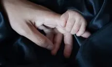 Si Kecil Demam? Tenang, Bunda! 4 Cara Alami Turunkan Panas Bayi Tanpa Obat, Dijamin Ampuh dan Aman!
