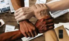 Lebih dari Sekadar Kolega: Tips Membangun Teamwork dan Ikatan Kuat dalam Tim untuk Sukses Bersama