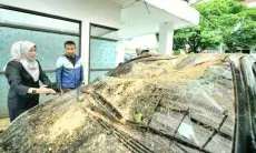 Bey Machmudin Tinjau Gedung Logistik KPU Kota Cimahi yang Terdampak Hujan dan Angin Kencang