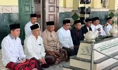 Ziarah ke Makam KH Noer Ali, Ahmad Syaikhu Ajak Masyarakat Kolaborasi Bangun Jawa Barat