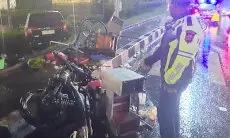 Hilang Kendali, Mini Bus Tabrak Tukang Sate Hingga Pedagang Cilok di Puncak