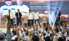 Gestur Pesawat Pasangan ASIH di Debat Publik Perdana Pilgub Jabar 2024, Curi Perhatian