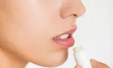 Mitos atau Fakta? Lip Balm dan Kemungkinan Membuat Bibir Kering