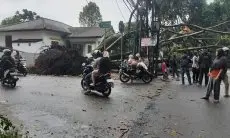 Bangunan SDN Baros Mandiri 4 Rusak Tertimpa Pohon, BPBD Cimahi Tekankan Pentingnya SPAB di Setiap Sekolah