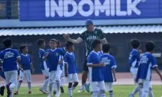 Coaching Clinic Bersama Persib Bandung Diikuti Antusias Ratusan Anak