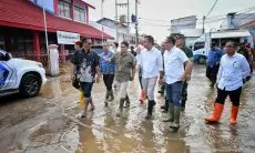 Bey Machmudin Tinjau Banjir Rob di Indramayu 