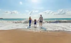 Liburan Murah Meriah Tanpa Bikin Kantong Jebol? 7 Trik Cerdas Berlibur Bersama Keluarga yang Dijamin Bikin Happy!