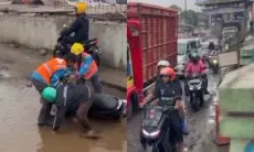 Momen Pengendara Motor Terjatuh di Kubangan Air Proyek Flyover Nurtanio Viral di Medsos