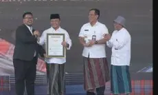 Pemprov Jabar Pecahkan Rekor MURI, Inisiasi Penggunaan Sarung Tenun Serentak yang Diikuti 41 Ribu Peserta