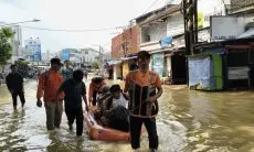 BPBD Bandung Bangun Tenda Pengungsian Korban Banjir