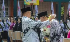 Pemkot Bandung Berikan Penghargaan Kepada Sejumlah Guru