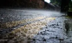 Jangan Panik Kehujanan! 7 Trik Jitu Motoran Saat Hujan yang Wajib Kamu Tahu