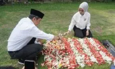 Dedie Rachim Bersama Keluarga Besar Berziarah Ke Makam Orangtua