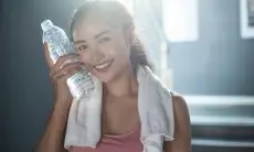 10 Minuman yang Menjaga Kulit Tetap Sehat dan Terhidrasi Sepanjang Hari