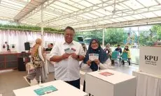 Cawalkot Bandung Haru Suandharu Coblos di TPS 15, Kelurahan Antapani