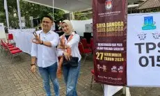 Datang ke TPS 015 Didampingi Isti, Hengki Kurniawan Berharap Pilkada Berjalan Lancar