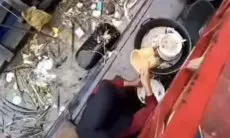 Viral Pemilik Tempat Makan Diduga Cuci Piring Pakai Air Sungai Penuh Sampah